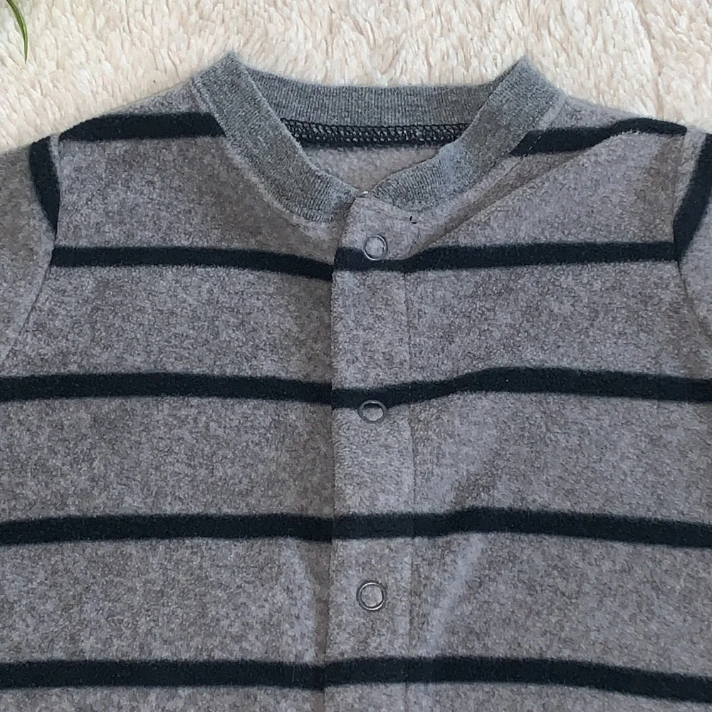Carter’s 6M Gray & Black Penguin Fleece Romper EUC Sleeper